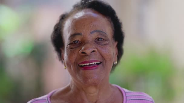 Une Femme Brésilienne Âgée Noire Heureuse Gros Plan Souriant Caméra — Video