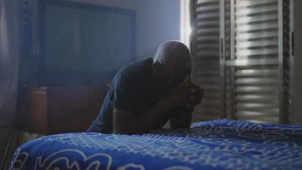 Candid Faithful Senior Rugându Dormitor Lângă Pat Genunchi Negru Mai — Videoclip de stoc