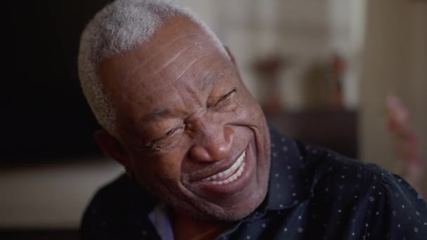 Een Gelukkige Zwarte Senior Man Gesprek Close Gezicht Van Een — Stockvideo