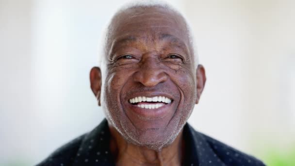 Een Vrolijke Vriendelijke Zwarte Senior Man Close Gezicht Lachen Glimlachen — Stockvideo