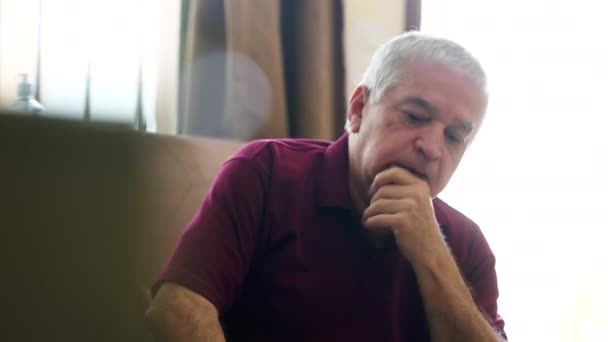 Oudere Man Lijdt Aan Geestesziekte Zittend Bank Onbeschaamde Depressieve Ouderen — Stockvideo