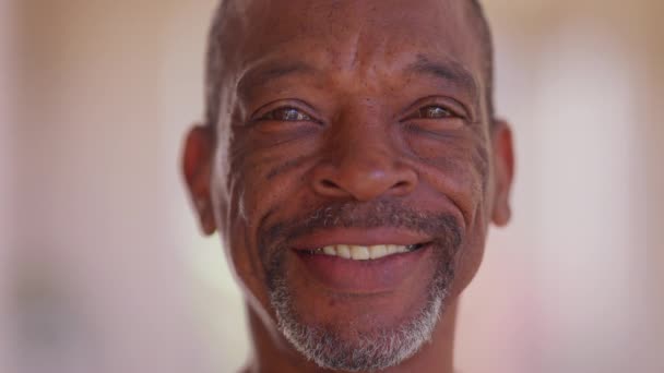 Kameraya Gülümseyen Samimi Siyah Bir Adamın Portresi Yaşlarda Orta Yaşlı — Stok video
