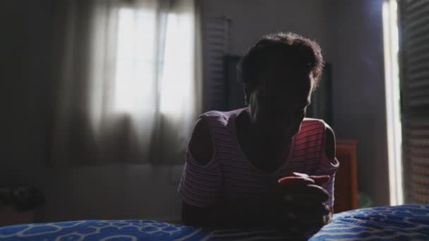Femeie Religioasă Neagră Vârstă Care Roagă Tăcere Îngenunchind Lângă Pat — Videoclip de stoc