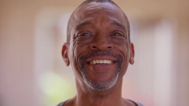 幸せな黒ブラジルの中年男性の肖像画の喜びのクローズアップカメラで微笑む アフリカ系アメリカ人の密接な顔 — ストック動画