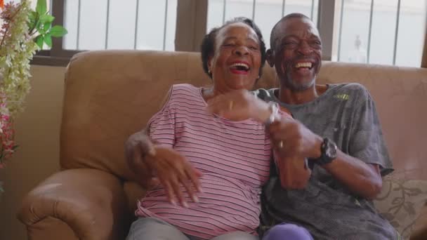 Fröhlicher Erwachsener Sohn Spielt Mit Älterer Mutter Die Auf Couch — Stockvideo