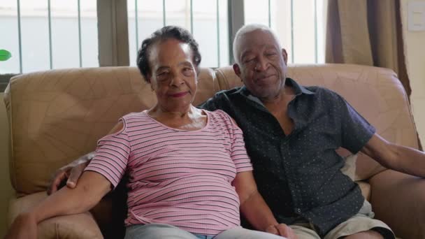 Porträt Eines Älteren Ehepaares Das Auf Der Couch Sitzt Und — Stockvideo