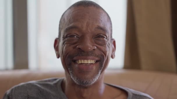 Alegre Hombre Negro Mediana Edad Sonriendo Cámara Retrato Primer Plano — Vídeo de stock