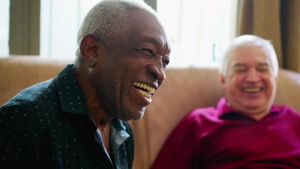 Χαρούμενος Ηλικιωμένος Που Γελάει Και Χαμογελάει Ένας Μεγαλύτερος Μαύρος Βραζιλιάνος — Αρχείο Βίντεο