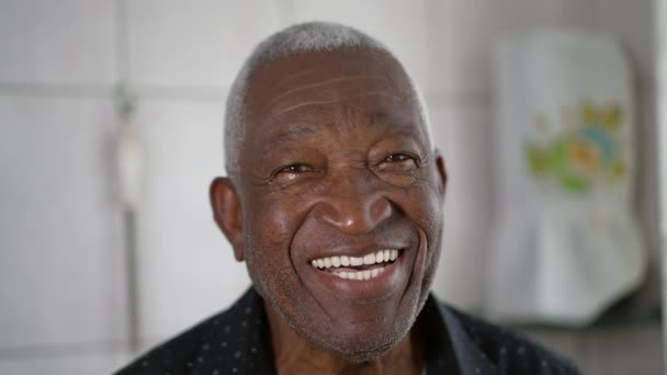 Close Gezicht Van Een Gelukkige Oudere Zwarte Braziliaanse Man Glimlachend — Stockvideo