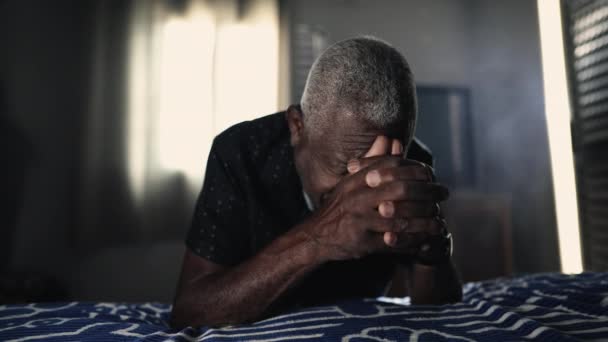 Cena Dramática Religioso Esperançoso Negro Senior Man Bedside Prayer Mãos — Vídeo de Stock