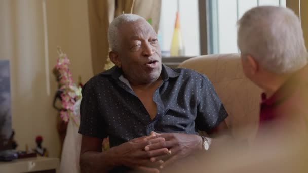 Ärlig Senior Samtalar Med Vän Hemma Soffan Afroamerikan Äldre Man — Stockvideo