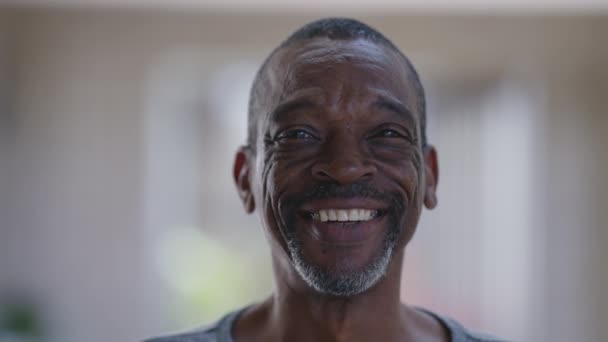 一个快乐的巴西黑人中年男子在镜头前微笑的画像 非洲裔美国人的近视脸 — 图库视频影像
