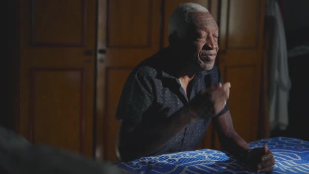 Religiös Svart Äldre Man Gör Korstecknet Bön Vid Sängkanten Afroamerikan — Stockvideo