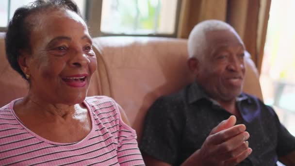 Senior Afrika Amerika Pasangan Duduk Sofa Berinteraksi Seorang Wanita Brasil — Stok Video