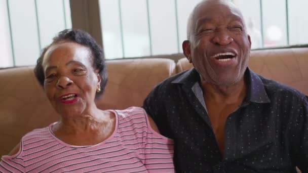Idősebb Pár Nevet Mosolyog Kanapén Ülve Egy Fekete Brazil Idősebb — Stock videók
