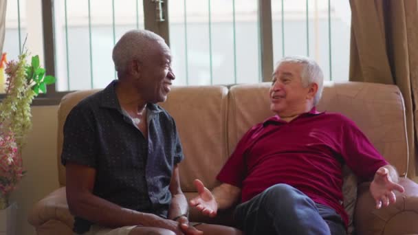 Dois Amigos Seniores Interagindo Sentados Sofá Casa Autêntico Interracial Amigos — Vídeo de Stock