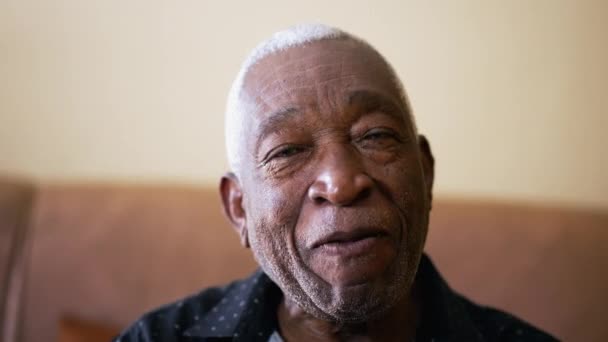Close Gezicht Van Een Zwarte Senior Braziliaanse Man Die Naar — Stockvideo