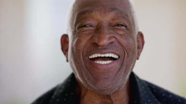Afro Amerikaanse Senior Man Portret Gezicht Van Dichtbij Glimlachend Camera — Stockvideo