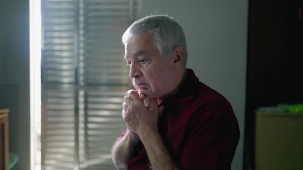 Homme Âgé Plein Espoir Dans Prière Méditative Maison Demandant Aide — Video