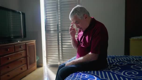 虔诚的天主教老人坐在家里的床边 在Prayer做十字标志 精神上的人有Gratitude和Faith — 图库视频影像