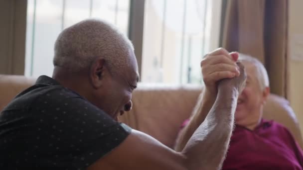 Два Межрасовых Старших Сближения Дают Пять Мужское Партнерство Старости Сидя — стоковое видео