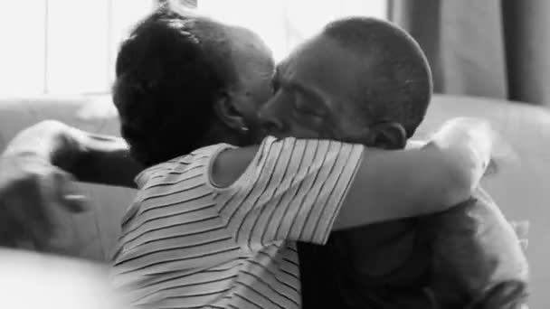 Étreinte Franche Mère Aînée Embrassant Son Fils Adulte Noir Blanc — Video