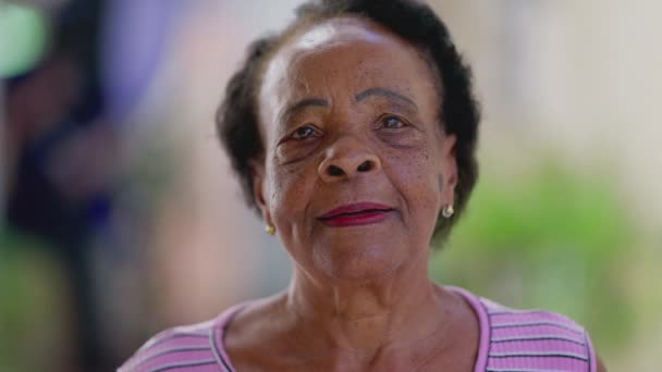 Cara Cerca Una Mujer Mayor Brasileña Negra Con Expresión Neutral — Vídeos de Stock