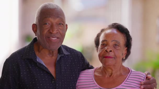 Idősebb Pár Pózol Kamera Előtt Egy Idősebb Brazil Férj Idősebb — Stock videók