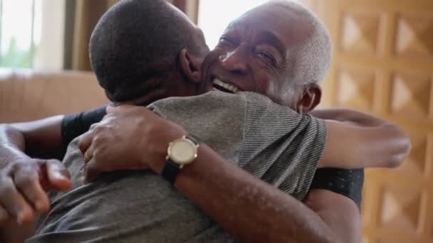 Padre Mayor Abrazando Hijo Adulto Familia Auténtica Reunión Abrazo Mostrando — Vídeos de Stock