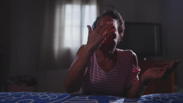 Femeie Catolică Culoare Braziliană Vârstă Care Face Semnul Crosului Vârstnica — Videoclip de stoc