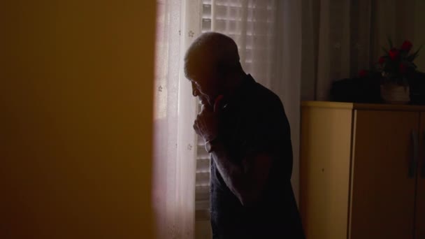 Açık Yürekli Afro Amerikan Kıdemli Bir Adam Pencerenin Kenarında Durup — Stok video