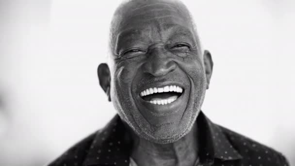 Een Vrolijke Braziliaanse Senior Zwarte Man Close Gezicht Lachen Glimlachen — Stockvideo