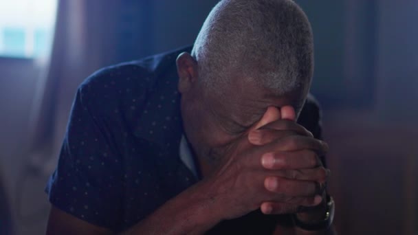 Primer Plano Del Devoto Hombre Negro Mayor Oración Busca Ayuda — Vídeo de stock