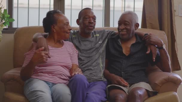 Ehrliche Familienszene Eines Glücklichen Schwarzen Sohnes Mittleren Alters Der Hause — Stockvideo
