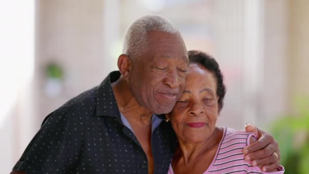 Любимая Старшая Пара Обнимается Стоя Снаружи Пожилой Черный Муж Нежный — стоковое видео