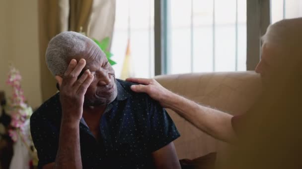 Een Oudere Zwarte Man Worstelt Met Problemen Troost Zoeken Bij — Stockvideo