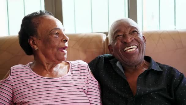 Boldog Fekete Nyugdíjas Pár Részt Beszélgetés Kanapén Öregségi Kapcsolat — Stock videók