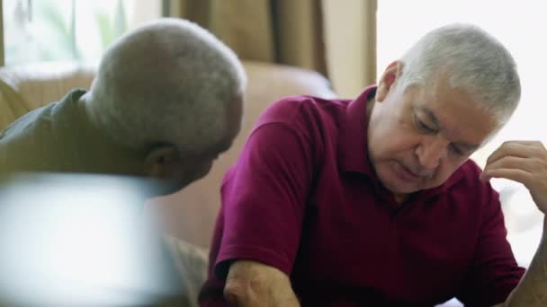 Senior Man Kämpar Med Sjukdom Omfamnas Äldre Vän Rasöverskridande Stöd — Stockvideo