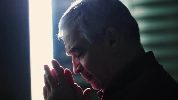 Dramatic Religios Rugăciune Ochii Închiși Punând Mâinile Piept Contemplarea Meditativă — Videoclip de stoc
