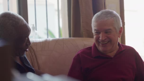 Candid Ηλικιωμένους Συνομιλούν Στον Καναπέ Αυθεντικά Ηλικιωμένους Συνομιλούν Ανταλλαγή Ιστοριών — Αρχείο Βίντεο
