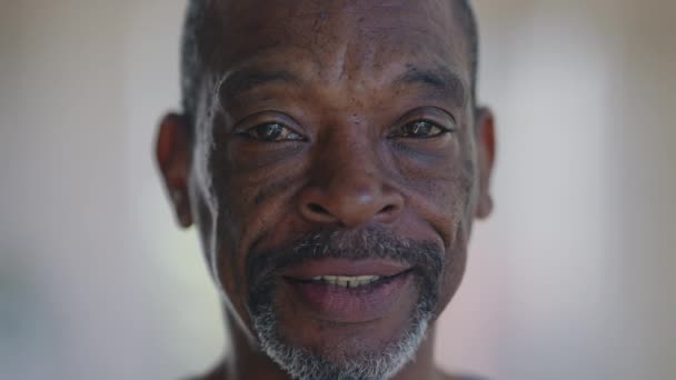 Portretul Unui Negru Vârstă Mijlocie Pensiv Expresie Atentă Persoană Expresie — Videoclip de stoc