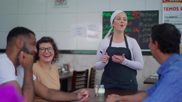 Ehrliche Restaurantszene Der Kellnerin Die Mit Kunden Der Traditionellen Brasilianischen — Stockvideo