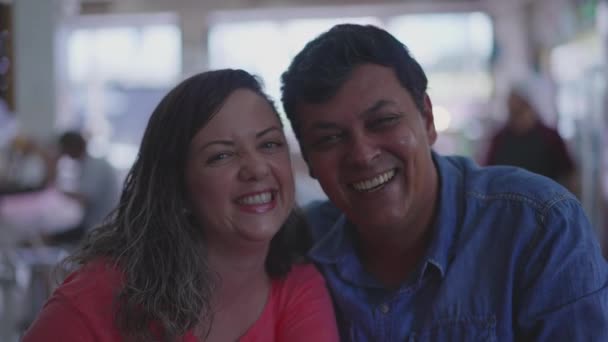 Nahaufnahme Eines Fröhlichen Brasilianischen Paares Das Zusammen Lacht Und Glück — Stockvideo