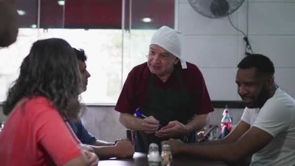 Kellner Nimmt Kundenbestellungen Der Cafeteria Entgegen Unterstützt Gönner Restaurantservice — Stockvideo