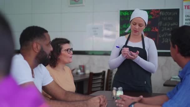 Scena Restauracyjna Klientami Zamawianie Kelnerka Notatki Notatniku — Wideo stockowe