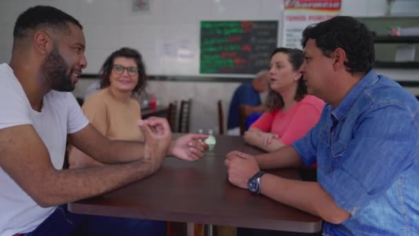 Grupa Różnorodnych Młodych Przyjaciół Rozmawiających Restauracji Młodzi Mężczyźni Kobiety Rozmawiają — Wideo stockowe