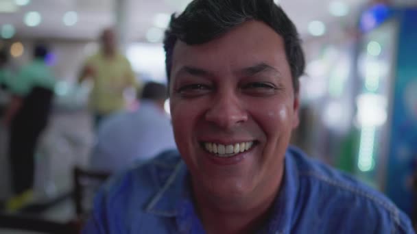 Ein Glücklicher Junger Mann Aus Brasilien Großaufnahme Lacht Und Lächelt — Stockvideo