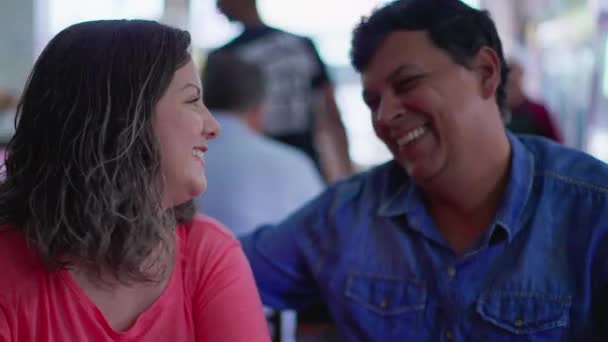 Glückliche Paare Die Lachen Und Lächeln Zwei Südamerikaner Echten Leben — Stockvideo
