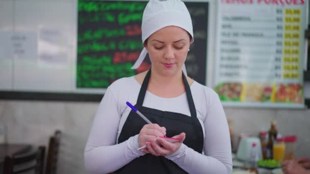 Kelnerka Przyjmująca Zamówienia Jedzenie Notatniku Stojąca Restauracji Lokalna Stołówka Młoda — Wideo stockowe