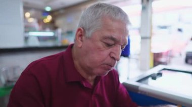 Son sınıf öğrencisi lokantada öğle yemeğinin tadını çıkartıyor. Yemek yerken derin düşüncelere dalmış sıradan bir yaşlı.